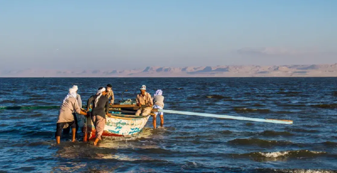 Lago Qarun, Un gruppo dei uomini  pescano nel lago