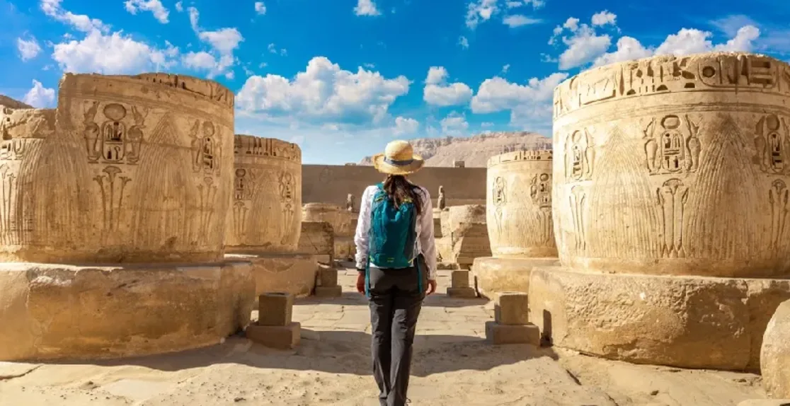 una ragazza al tempio di madinet habu