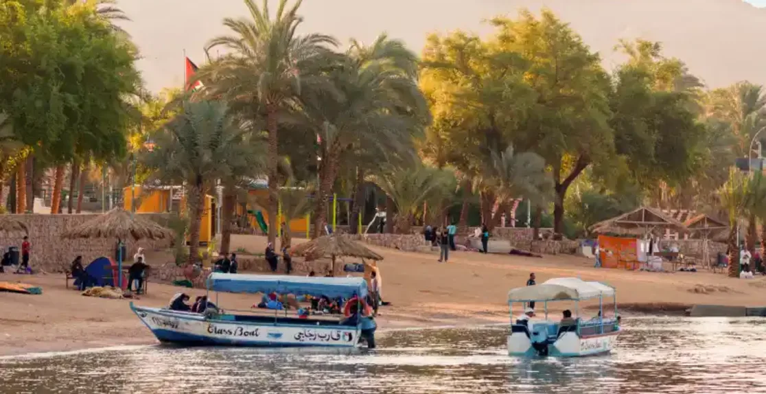 turisti in barche a golfo di aqaba, golfo di aqaba