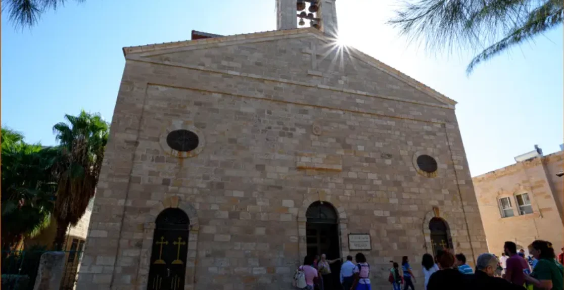 un gruppo di turistidavanti la chiesa di san giorgio madaba, chiesa di san giorgio madaba