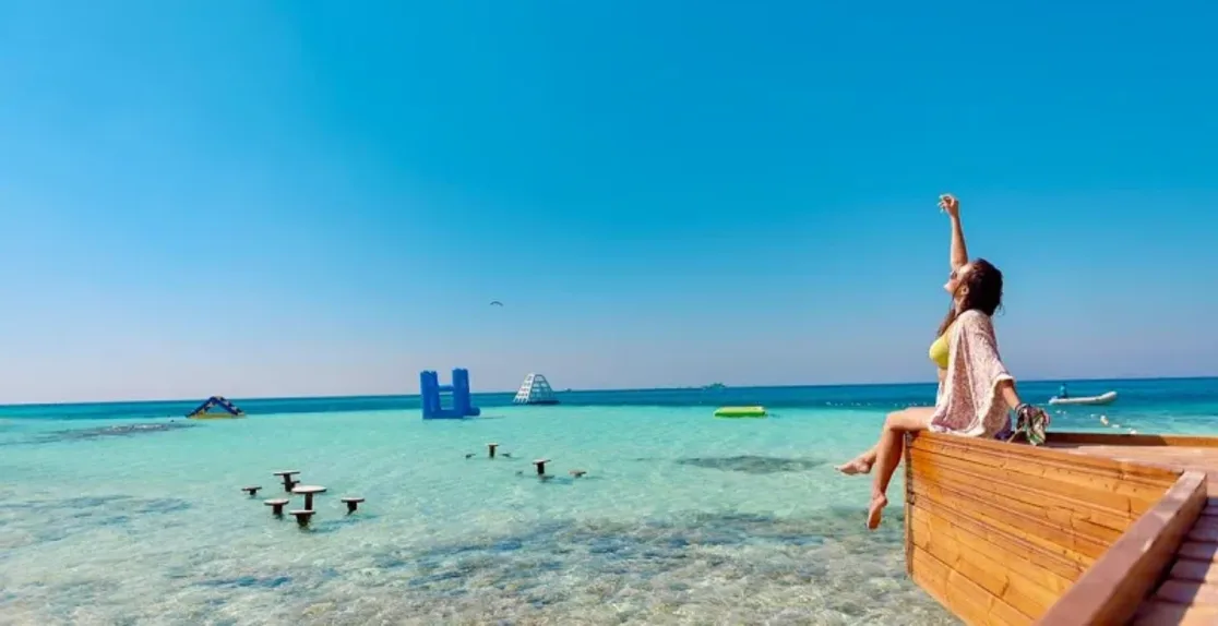 una donna sulla spiaggia dell'isola di giftun a hurghada, isola di giftun hurghada