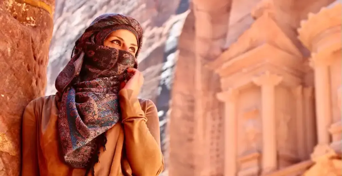 una donna turista nel wadi musa in giordania, wadi musa