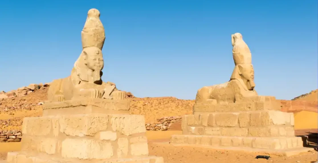 due statue di sfinge all'intrata del tempio di wadi es sebua