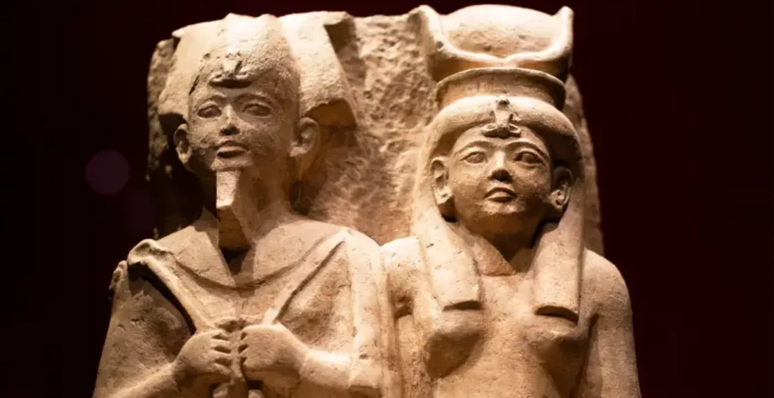 la statua di iside e osiride, iside e osiride