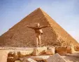 piramidi egiziane, un uomo davanti la piramidi di cheope