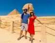 Consigli viaggio egitto, una coppia visita le piramidi
