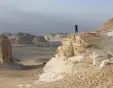 un uomo al deserto bianco, deserti egiziani