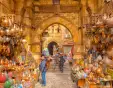 una ragazza fa una visita a Khan el khalili
