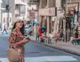 una turista nelle strade di madaba, madaba giordania