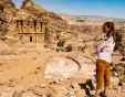 una donna a piccola petra giordania, piccola petra