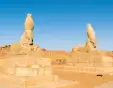 due statue di sfinge all'intrata del tempio di wadi es sebua