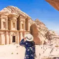 una donna visita petra, tour giordania 7 giorni