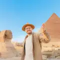 pacchetto vacanze egitto, un uomo visita le piramidi