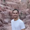 un ragazzo a giordania, itinerario viaggio giordania da aqaba