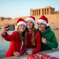 Amici che scattano selfie, pacchetti egitto capodanno