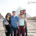 una famiglia davanti alle piramidi, viaggio egitto piramidi e mare