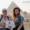 due ragazze visitano le piramidi di giza, tour egitto