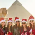 Donne che Festeggiano il Capodanno alle Piramidi, capodanno in egitto