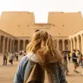 Ragazza nel Tempio di Edfu, cairo e dahabeya sul nilo