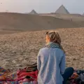 donna guarda tramonto piramidi, cairo e crociera nilo a pasqua
