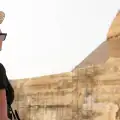 una donna davanti alle piramidi, hurghada piramidi