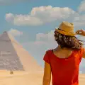 una donna davanti alle piramidi, viaggio piramidi egitto