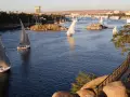 Barcos tradicionales navegando por el río Nilo en Asuán, Egipto