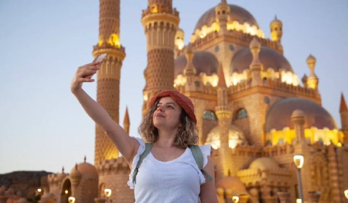 Mujer tomando un selfie frente a la Mezquita Al Sahaba (Mezquita El Mustafa) en Sharm El Sheikh.