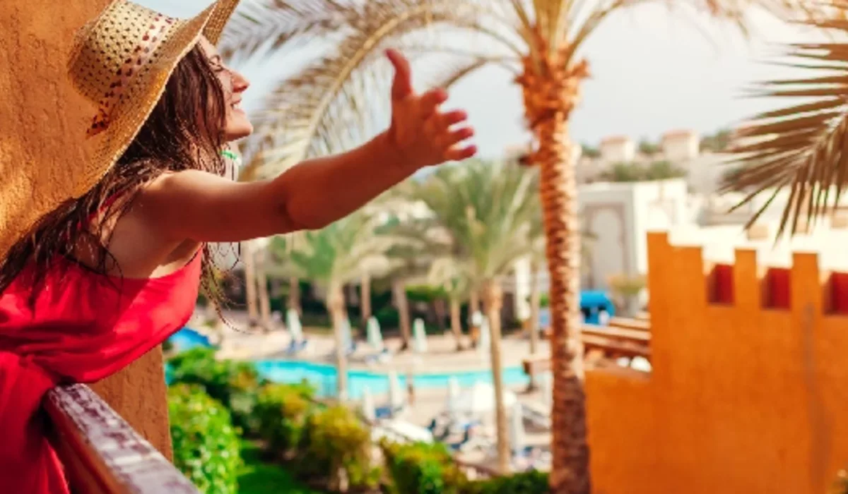Joven disfrutando de la vista desde el balcón de un hotel en Egipto.