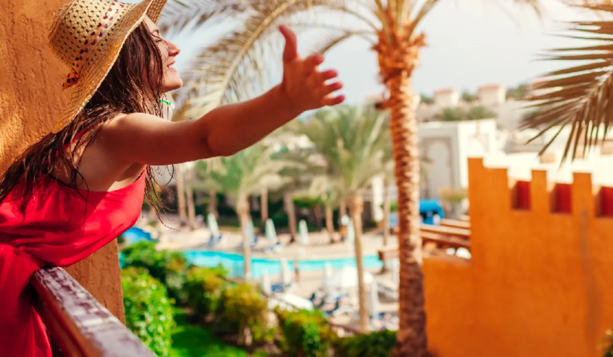 mujer disfrutando de la vista desde el balcón del hotel en Egipto