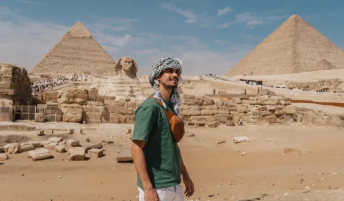 Joven con turbante, con la Gran Esfinge de Giza y las pirámides de fondo.