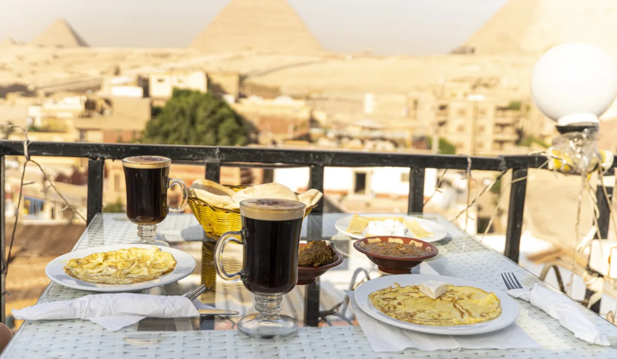 Comida frente a las piramides de Egipto
