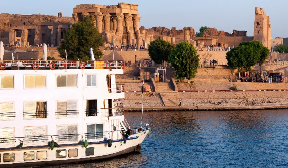 Templo de Kom Ombo y crucero fluvial por el río Nilo, Egipto.
