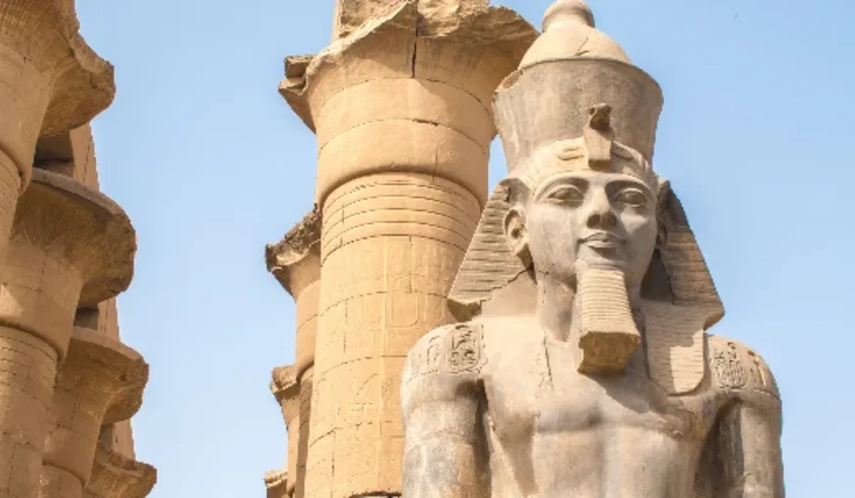 detalle-de-escultura-de-ramses-ii-en-el-templo-de-luxor