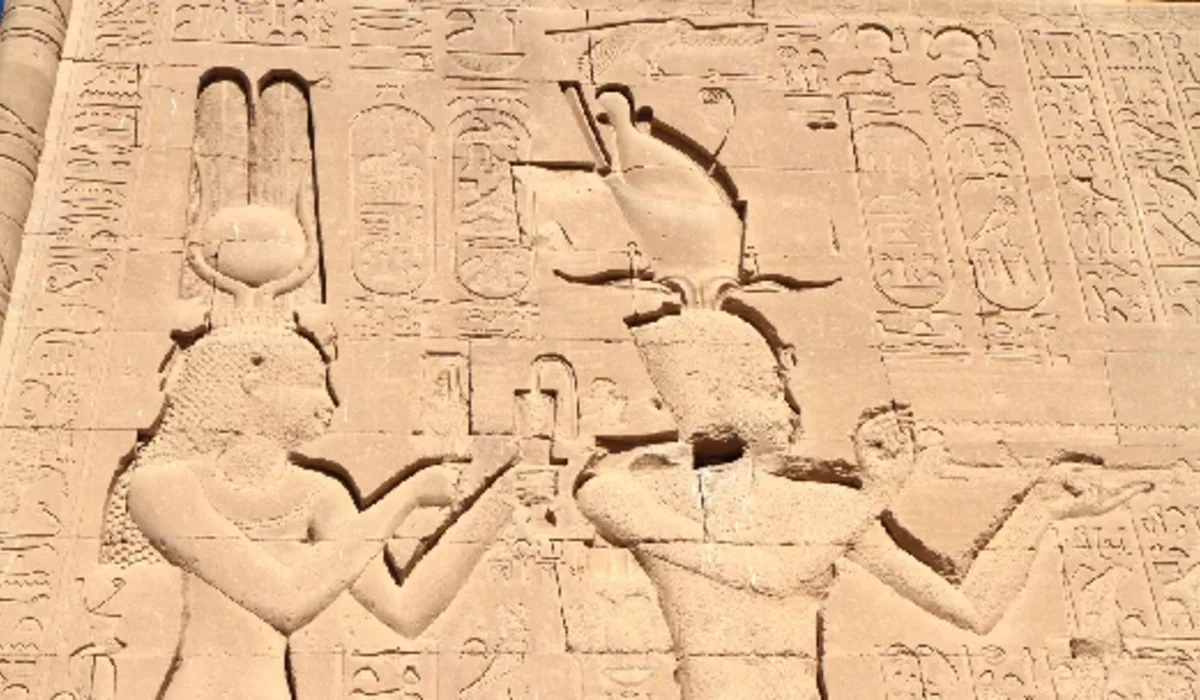 cleopatra-y-cesareon-templo-de-hathor-dendera-egipto