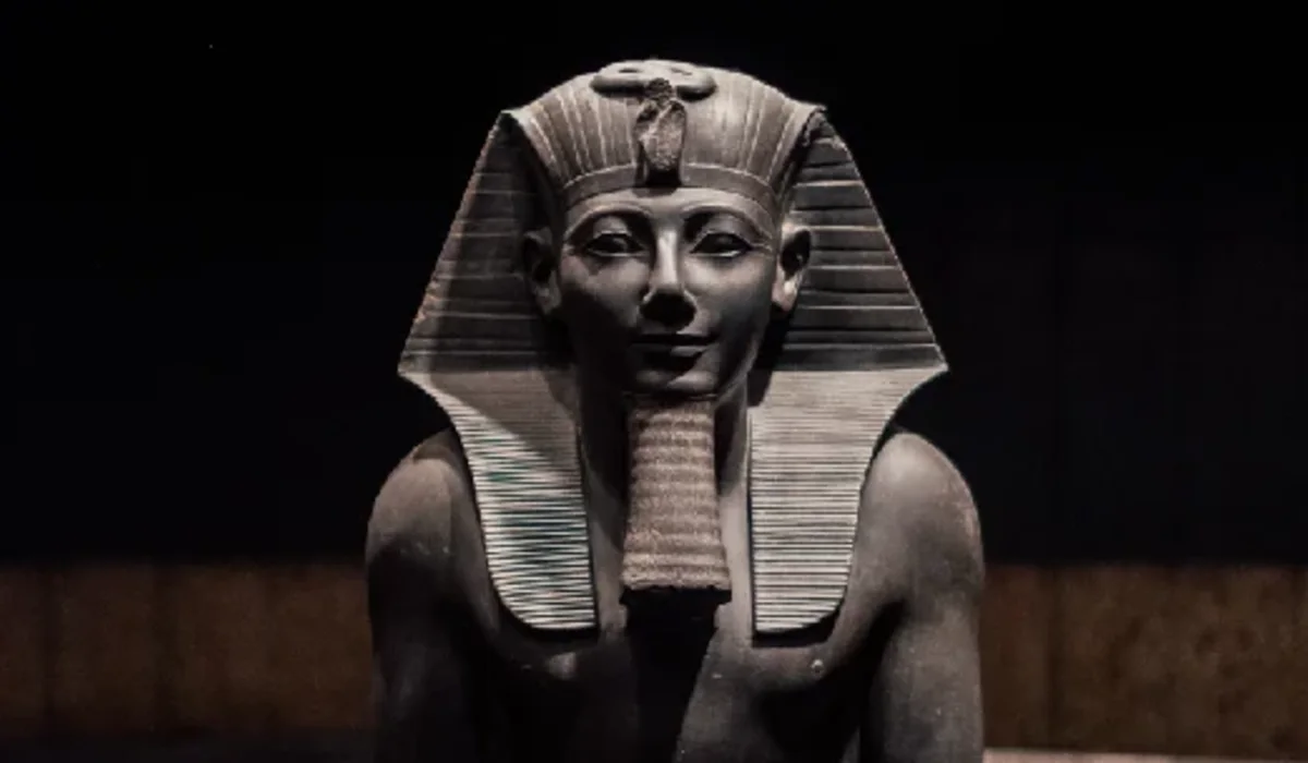 estatua-del-faraon-thutmose-iii-en-piedra-negra-en-el-templo-de-luxor