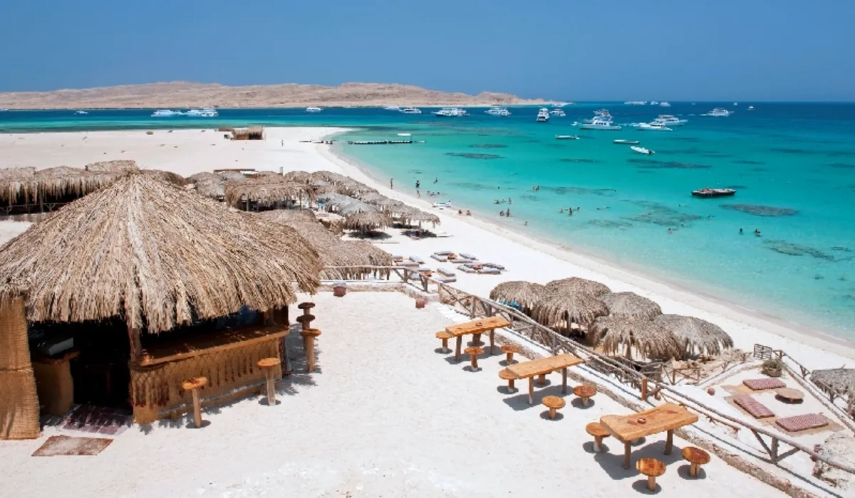 Hermosa playa de arena en la isla Giftun, cerca de Hurghada, Mar Rojo, Egipto.