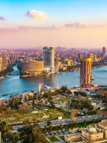 Panorama del paisaje urbano de El Cairo tomado durante la puesta de sol desde la famosa Torre de El Cairo, El Cairo, Egipto.