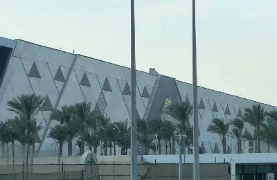 Facciata del Grande Museo Egizio al Cairo con palme
