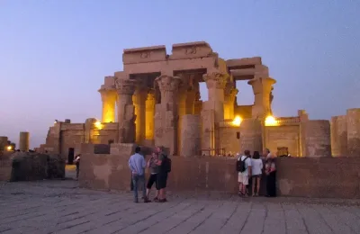 Tempio di Kom Ombo illuminato al tramonto