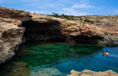Acque cristalline tra le rocce lungo la costa