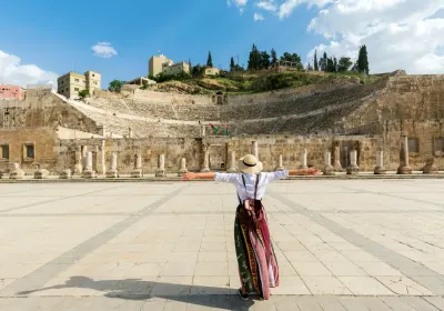Viaggiatrice davanti al Teatro Romano di Amman, Giordania a Natale