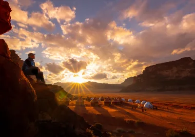 Tramonto su un campo tendato nel Wadi Rum