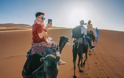 un gruppo nel deserto di zagora