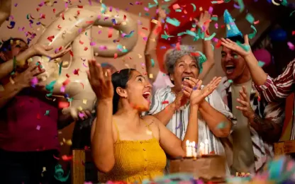 una donna festiggiare il suo compleanno a Dubai, Festa Compleanno a Dubai