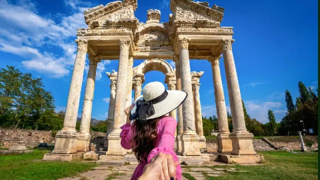 una turista ad afrodite antica citta in turchia , citta della turchia