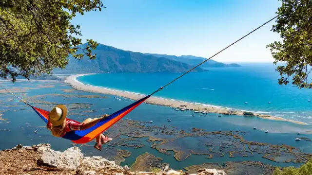 una donna nella spiaggia di Iztuzu, spiagge in turchia 