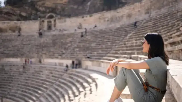 una donna nel teatro romano ad amman , teatro romano di amman