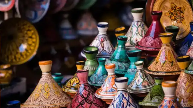 Tajine marocchine assortite in un souk, souk marocco
