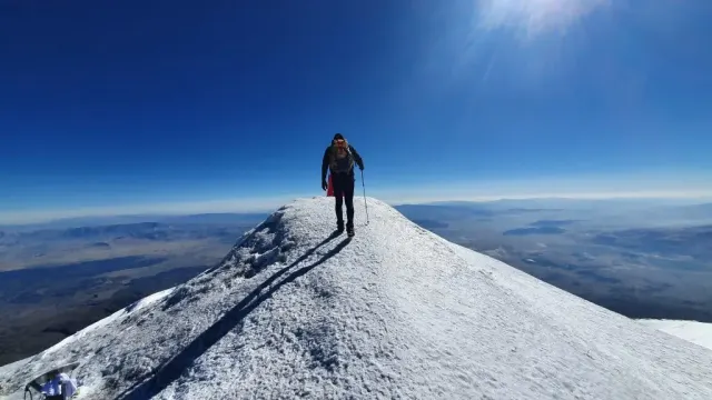 una turista sul cima del monte ararat , monte ararat